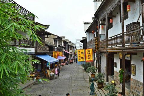白色T恤搭配黑色牛仔裤，日常修身显瘦搭配你爱了吗？